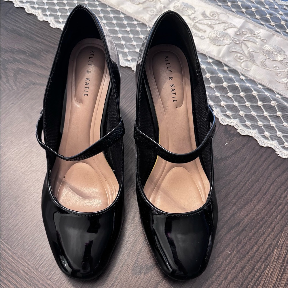 The Chelsea Mary Jane pump is an elevated version of a classic. Size 7M black